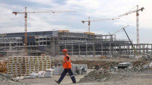 Строитель на стройке
