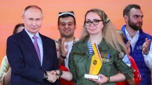 Владимир Путин вручает награду Марии Карпенко