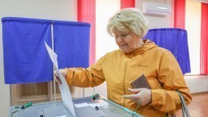 Женщина на избирательном участке