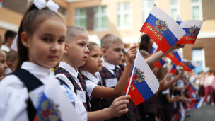 Первоклассники во время торжественной линейки