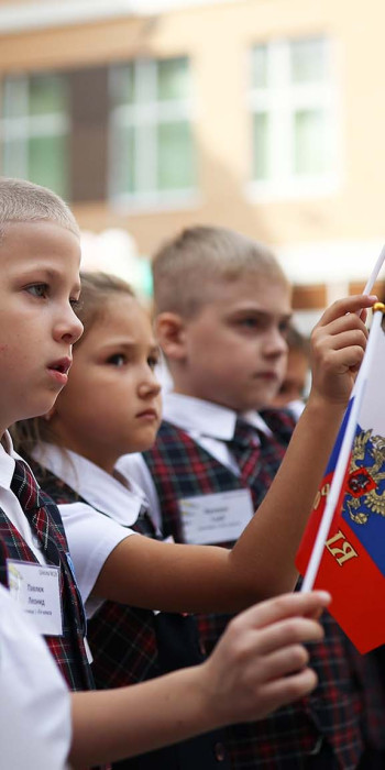 Первоклассники во время торжественной линейки