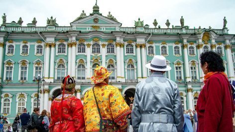 Туристы на Дворцовой площади в Санкт-Петербурге