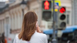Женщина разговаривает по телефону 