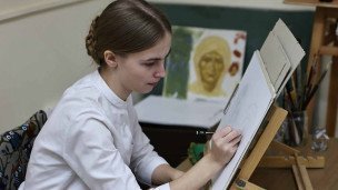 Студент рисует картину