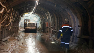 Шахтер работает в шахте 