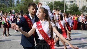 Выпускники танцуют во время праздника "Последний звонок" 