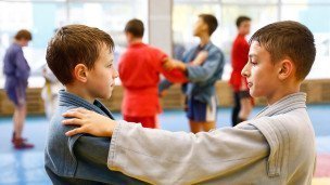 Ученики во время тренировки по самбо 