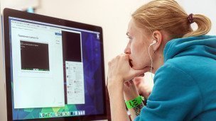 Девушка во время работы за компьютером 