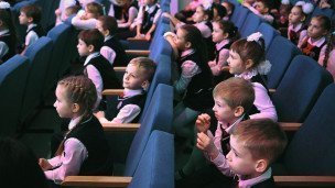 Дети в зале во время спектакля