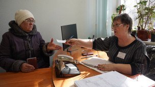Посетитель и сотрудник клиентской службы