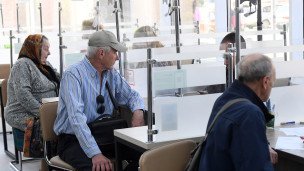 Пенсионеры получают выплаты