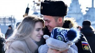 Семейная пара с ребенком на руках