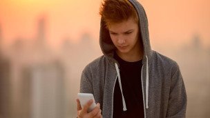 Подросток с телефоном 