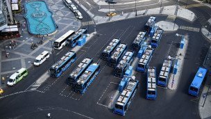 Парковка автобусов вид сверху несколько автобусов стоят в ряд
