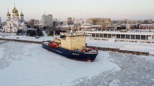 Ледокол "Диксон" у главной набережной в Архангельске