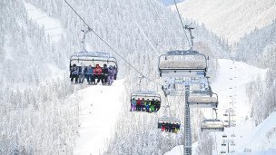 Туристы на подъемнике на горном курорте "Роза Хутор" в Сочи