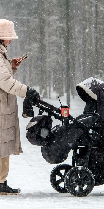 Мама с коляской в парке