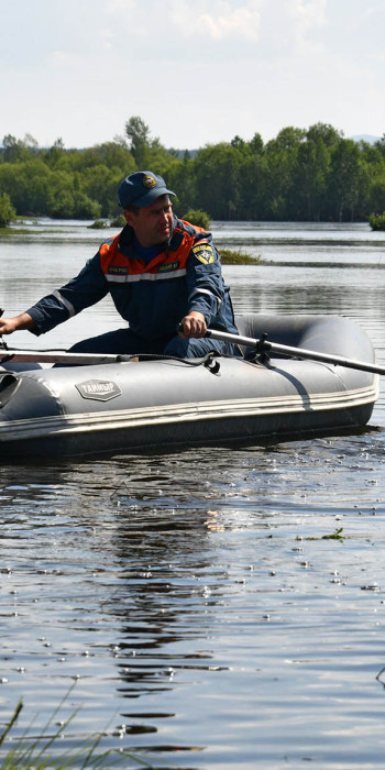 Сотрудник спасательной службы МЧС РФ