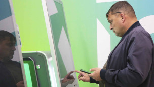 мужчина у банкомата