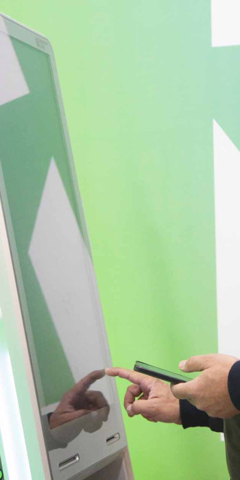 мужчина у банкомата