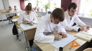 Учащиеся колледжа во время написания работы