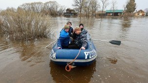  Местные жители на лодке во время разлива реки 