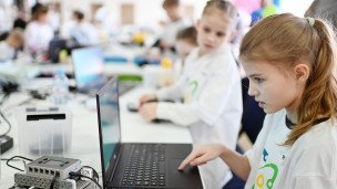 Shkol'nitsу-za-komp'yuterami