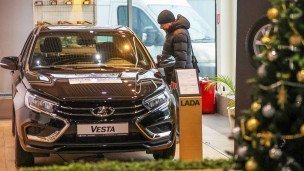 Посетитель в автосалоне LADA