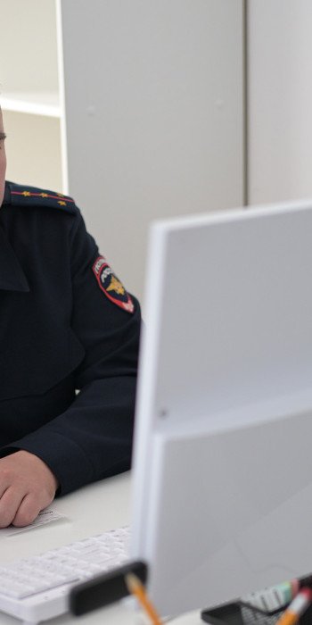 Sotrudnik-politsii-vo-vremya-raboty
