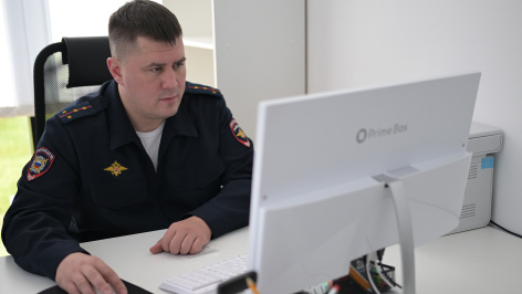 Sotrudnik-politsii-vo-vremya-raboty