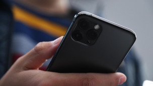 Телефон в руках мужчины 
