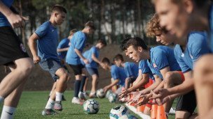 Детская спортивная команда тренируется на новом футбольном поле в Мариуполе