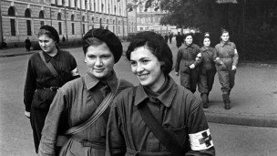 Сандружинницы на площади Островского в дни блокады Ленинграда во время Великой Отечественной войны