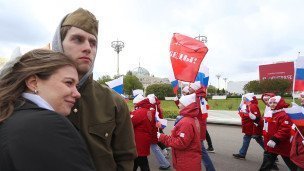 Торжественное шествие в честь 9 Мая, пространство у фонтана "Каменный цветок"