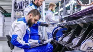 Команда инженеров-разработчиков на производственной площадке
