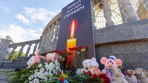 Стихийный мемориал в память о жертвах крушения самолета Ан-24
