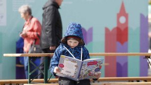 Ребенок читает книгу