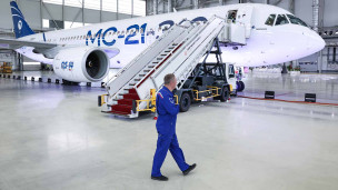 Самолет МС-21-310 в ангаре