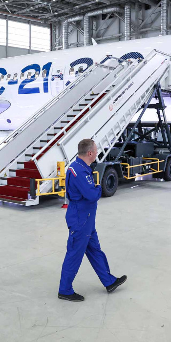 Самолет МС-21-310 в ангаре