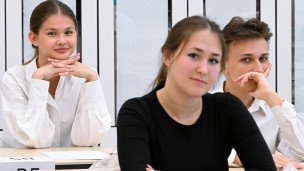 Школьники перед началом единого государственного экзамена 