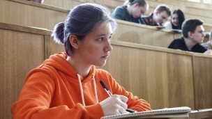 студенты во время занятия в университете