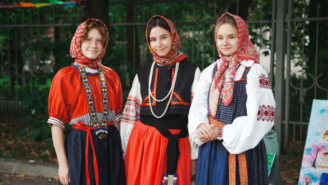 Девушки в народных костюмах