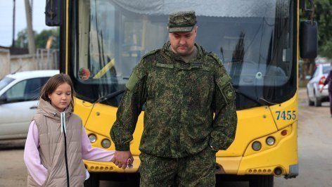 Военный с ребенком на улице