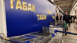 Стена с надписью "Табак" в супермаркете