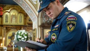 Сотрудник противопожарной службы МЧС в храме