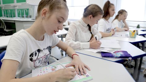 Ученица во время урока в школе