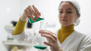 Сотрудница химической лаборатории 