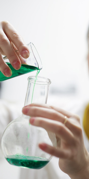 Сотрудница химической лаборатории 