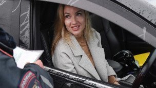 Сотрудник ДПС проверяет документы у водителя