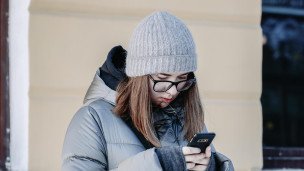 Девушка с телефоном в руках